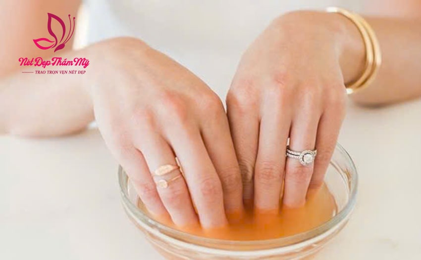 cách gỡ sơn gel tại nhà
