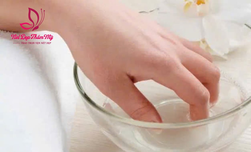 cách tẩy sơn móng tay tại nhà