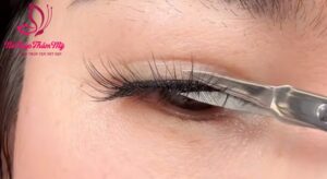 cắt lông mi có mọc lại không