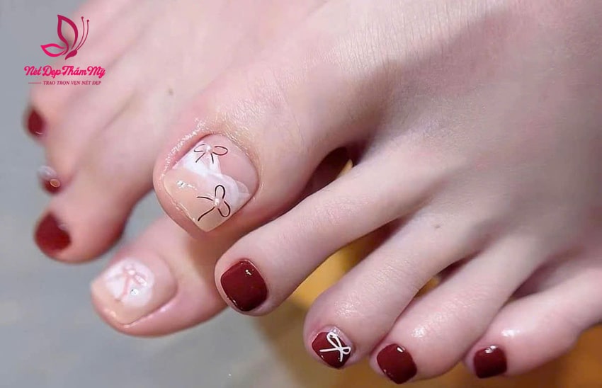 móng chân dán họa tiết nơ đỏ